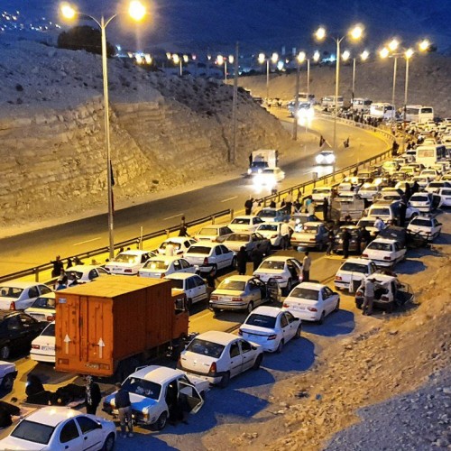 تصاویر نگران کننده از وضعیت زائران تشنه در مرز مهران/ التماس به خودروهای عبوری برای دریافت آب