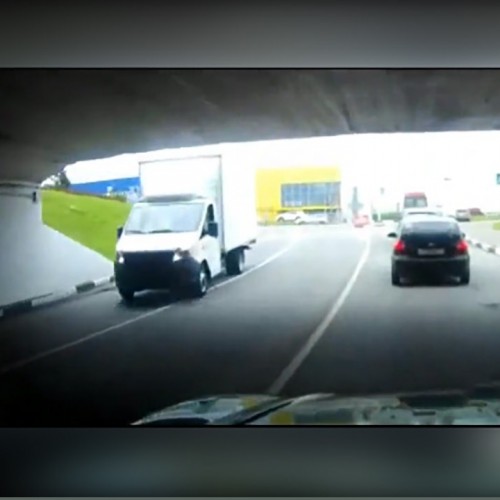 (فیلم) تشخیص نادرست ارتفاع پل، باعث دردسر راننده کامیونت شد