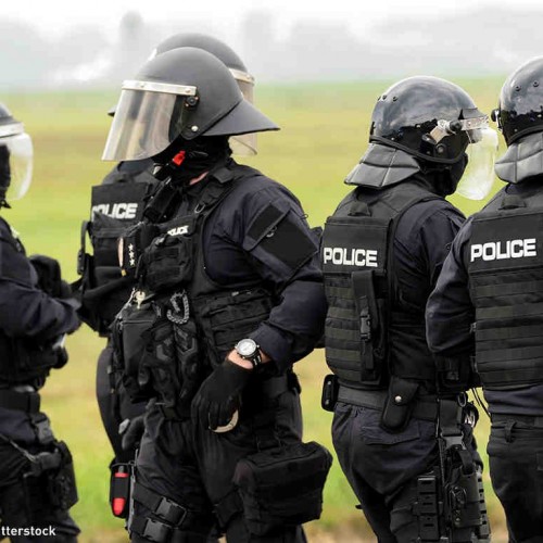 تصویر جنجالی از اقدام وحشتناک یک پلیس با پسر دو ساله