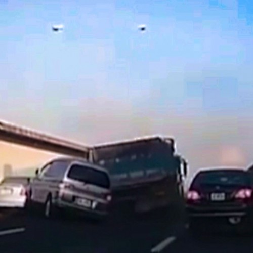 (فیلم) واژگونی هولناک دو خودرو پس از برخورد با یک کامیون 