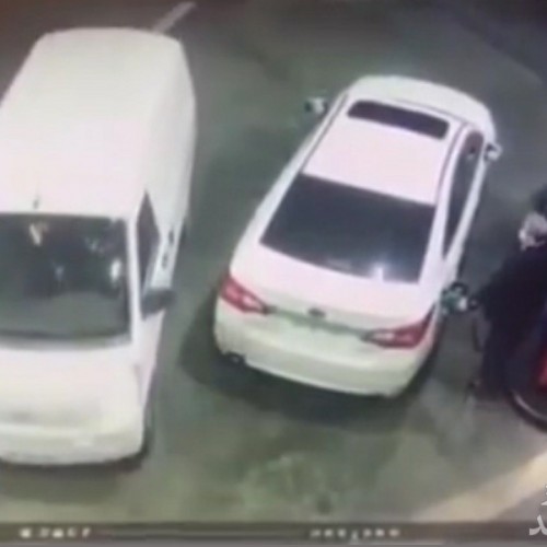 (فیلم) واکنش حیرت انگیز یک مرد در پمپ بنزین برای جلوگیری از سرقت خودرو
