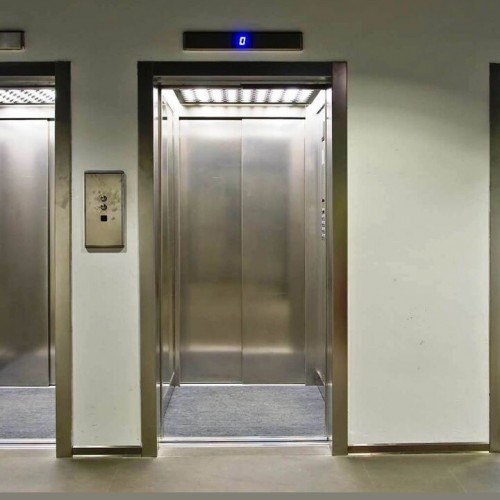 (فیلم) وقتی شوخی با آسانسور یک مرد را به مرز نصف شدن رساند 