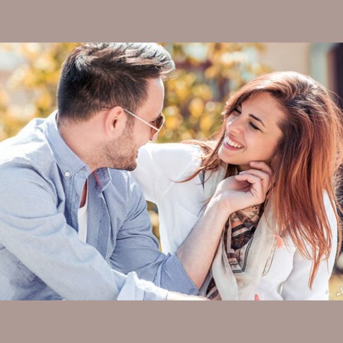 زبان بدن زنی که عاشق شما است چگونه است؟