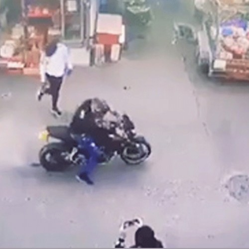 (فیلم) زیر گرفتن یک زن توسط موتورسوار 