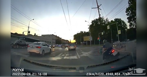 (فیلم) زمین خوردن ناگهانی موتورسوار در تقاطع