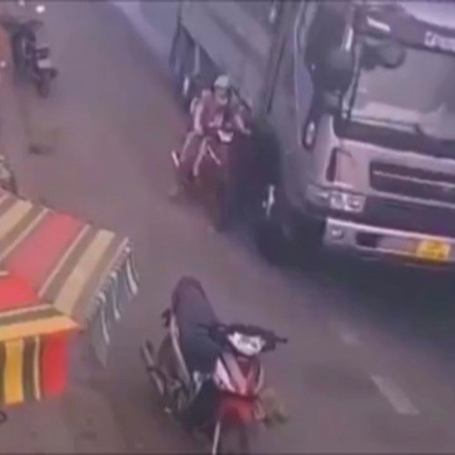 (فیلم) زنده ماندن معجزه آسای زن موتورسوار و فرزندش پس از تصادف با کامیون 