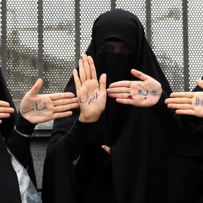 (عکس) زنان مخالف FATF در مقابل مجلس