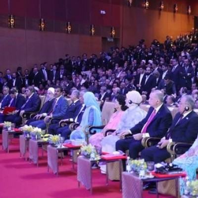 (فیلم) خوشامدگویی جالب ربات زن به حسن روحانی، اردوغان و امیر قطر در کوالالامپور