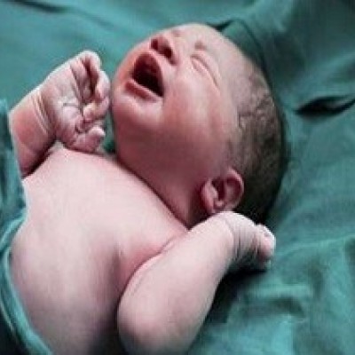 (فیلم) تولد جنین فریز شده پس از 13 سال در اصفهان