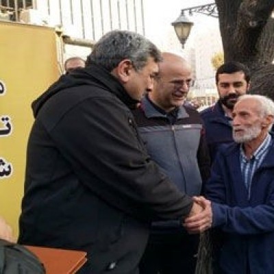 (فیلم) تقدیر شهردار تهران از راننده تاکسی امانتدار
