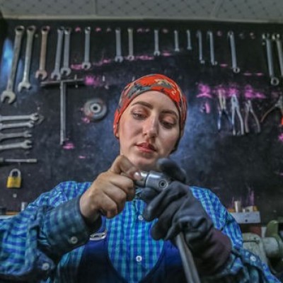 کیانا و نیلوفر؛ دختران مکانیکِ ایرانی + عکس
