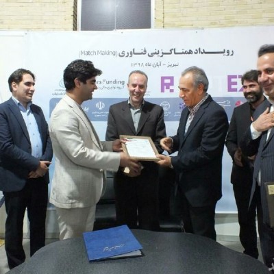 عقد تفاهم نامه رسمی کانون کارآفرینی با شبکه مترجمین اشراق، تقدیر معاونت استاندار از این مجموعه