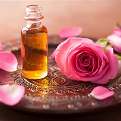 حکم زدن عطر در ماه رمضان چیست؟ 