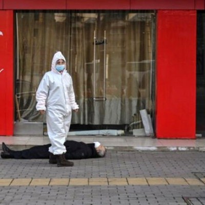 عکس های وحشت آور جسد یک مرد وسط شهر ! / او کرونا داشت