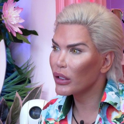 (عکس) مرد عروسکی دوباره برای عمل زیبایی به ایران آمد