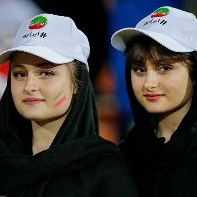 (عکس) حضور سارا و نیکا در استادیوم آزادی و واکنش محسن تنابنده