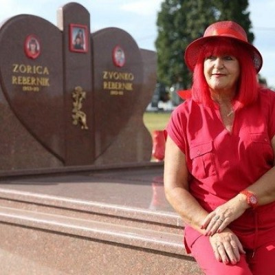 وسواس شدید یک زن به رنگ قرمز