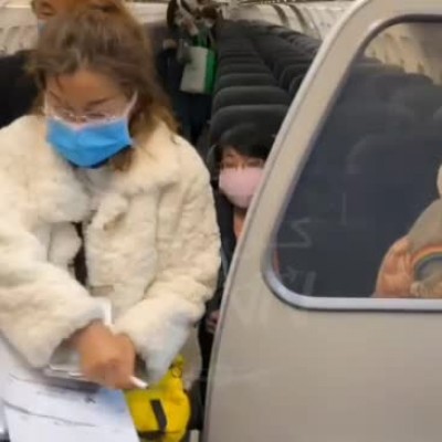 (فیلم) خلبان ایرانی از جدال با ویروس کرونا در داخل هواپیما گزارش می دهد