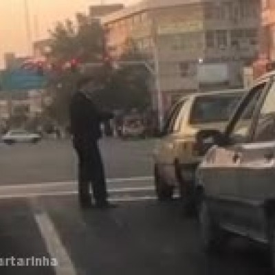 (فیلم) تذکر متفاوت پلیس به راننده سیگاری