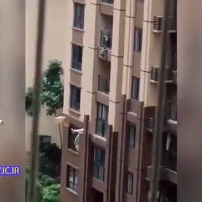 (فیلم) نجات پسربچه‌ای که از طبقه ششم ساختمان سقوط کرد